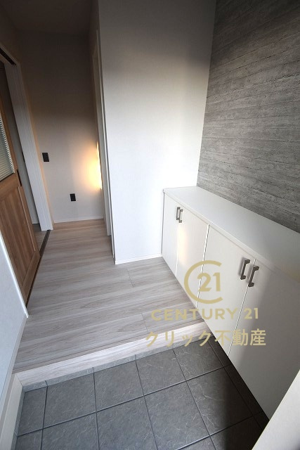 ケイアイフィット　水戸市河和田　12期 　限定1棟！の玄関|たっぷり入る玄関収納です！扉の中は可動棚ですので、用途に合わせて高さを自由に変えることができます。