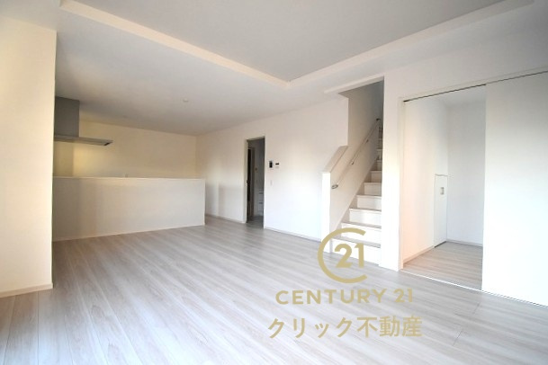 ケイアイフィット　水戸市河和田　12期 　限定1棟！の居間・リビング|折り上げ天井で空間をより広く感じられます。大きなダイニングセットや背の高い観葉植物を置いてもまだまだ余裕♪家族で集まっても人を招いても、空間にゆとりがあると自然に寛げます。