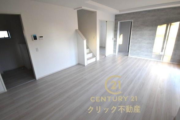 ケイアイフィット　水戸市河和田　12期 　限定1棟！の居間・リビング|カーテンやラグの色、質感、選ぶ家具などで雰囲気が変わりますので、お好みのインテリアを楽しみましょう♪リビング階段は家族が自然と顔を合わせる工夫です。