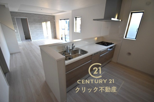 ケイアイフィット　水戸市河和田　12期 　限定1棟！のキッチン|キッチンからリビング全体が見渡せます。料理を作ることも、後片付けも、家族皆でまるごと楽しんでしまいましょう！会話がはずむ対面キッチンです。