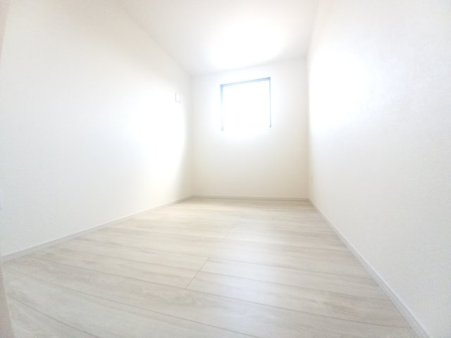 水戸市笠原町2期の洋室|大きな窓のお部屋は照明を点ける時間が少なくて済むので省エネに繋がります。