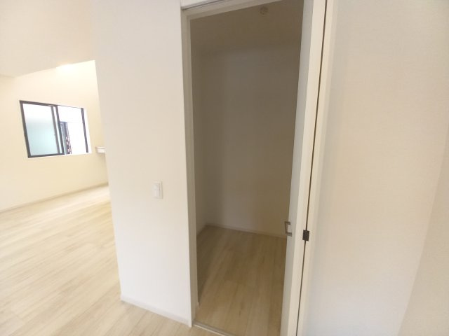 水戸市笠原町2期の収納|1階のウォークインクローゼットには、季節ものの家電や掃除機などがすっきり収納できます