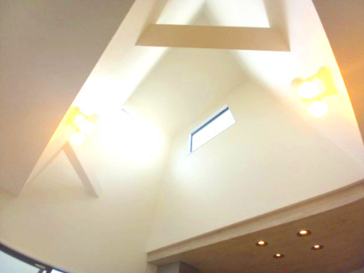 水戸市笠原町2期の内装|開放感のある吹き抜け天井からは暖かな光がリビングに降り注ぎます。