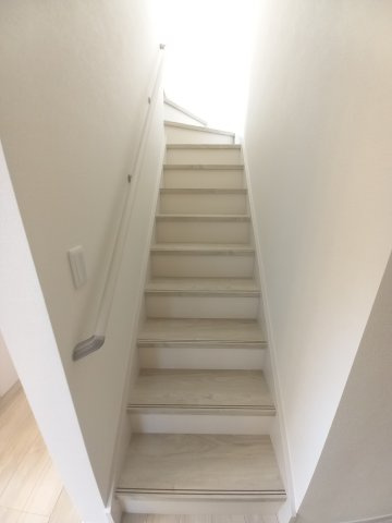 水戸市笠原町2期の内装|窓付きの階段は明るく、手すり付きで小さなお子様でも安心です