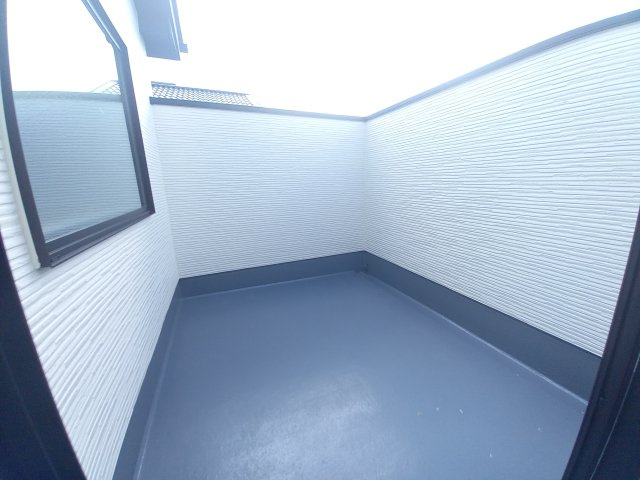 水戸市笠原町2期のバルコニー|暖かな日差しのふりそそぐ広々ルーフバルコニー、たくさんの洗濯物が干せます～