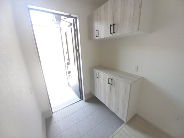 水戸市笠原町2期の玄関|白を基調とした明るく清潔感のある玄関です