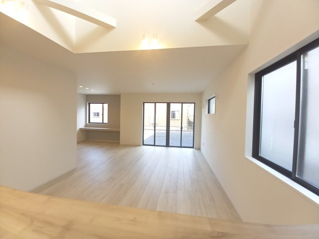 水戸市笠原町2期の居間・リビング|リビングの写真です。大きな窓があり陽射しが差し込みます。お子様の目を離すことなく片付け・お料理ができ安心です～♪