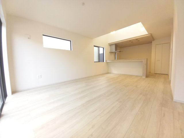 水戸市笠原町2期の居間・リビング|一日の長い時間を過ごすリビング♪自然と家族が集まれる空間！家族団らんの時間を優しく見守るリビング～