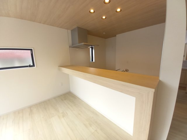 水戸市笠原町2期の居間・リビング|おしゃれなカウンターはキッチンが丸見えにならず、助かります！！