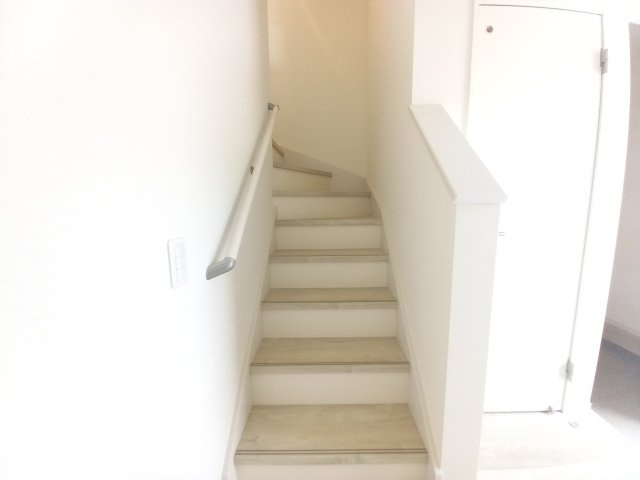 水戸市笠原町2期の内装|階段は手すり付きで小さなお子様も安心です
