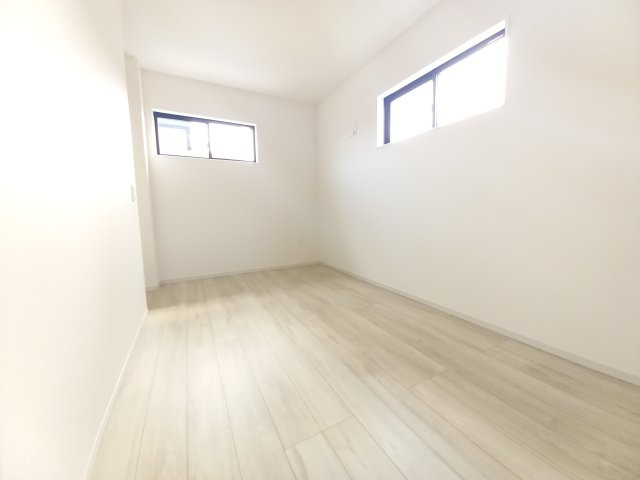 水戸市笠原町2期の洋室|お子様の成長にも対応でき窓の位置が高いので子供部屋に適しています。マイホームだからこその喜び。