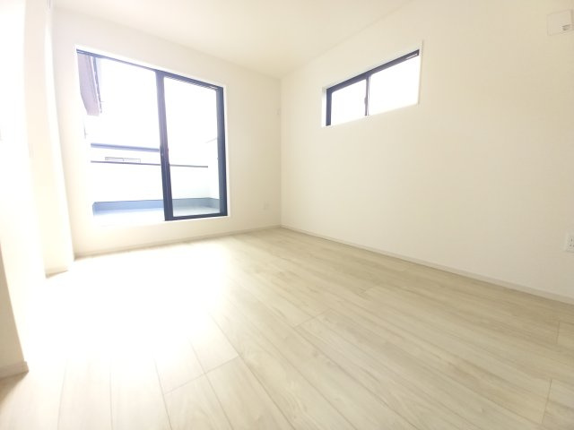 水戸市笠原町2期の洋室|バルコニーに面した明るい洋室です。採光・通風が良く毎朝気持ち良く起床ができ・・日中も日差しが降り注ぐ～暖かいお部屋です