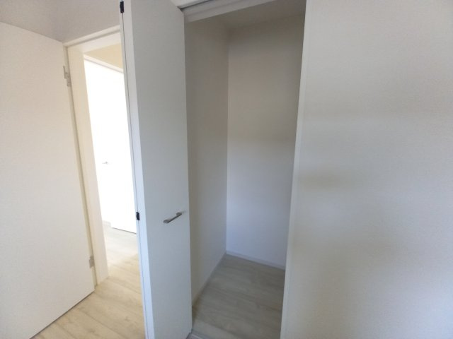 水戸市笠原町2期の収納|キッチン横のパントリーには、備蓄品や非常食のストックなどすっきり収納していただけます