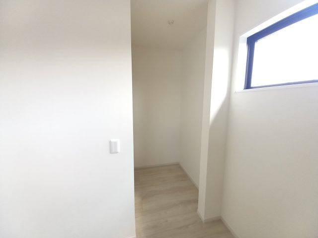 水戸市笠原町2期の収納|ウォークインクローゼットには衣類だけでなく、趣味のグッズもたっぷり収納できます