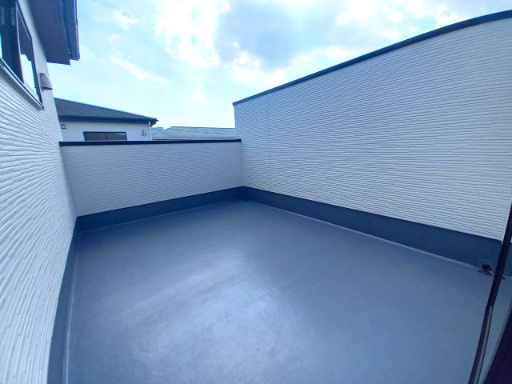 水戸市笠原町2期のバルコニー|暖かな日差しのふりそそぐ広々ルーフバルコニー、たくさんの洗濯物が干せます～