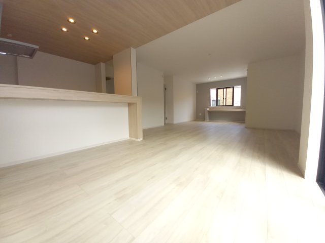 水戸市笠原町2期の居間・リビング|大きな窓があり陽射しが差し込みます。お子様の目を離すことなく片付け・お料理ができ安心です～♪