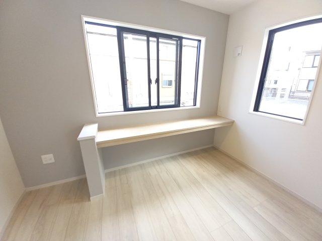 水戸市笠原町2期の収納|おしゃれなカフェカウンターで読書や勉強、在宅ワークにお使いいただけます♪