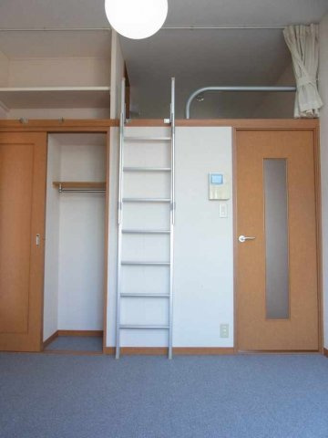 レオパレスマ　メゾンの居間・リビング|現況優先