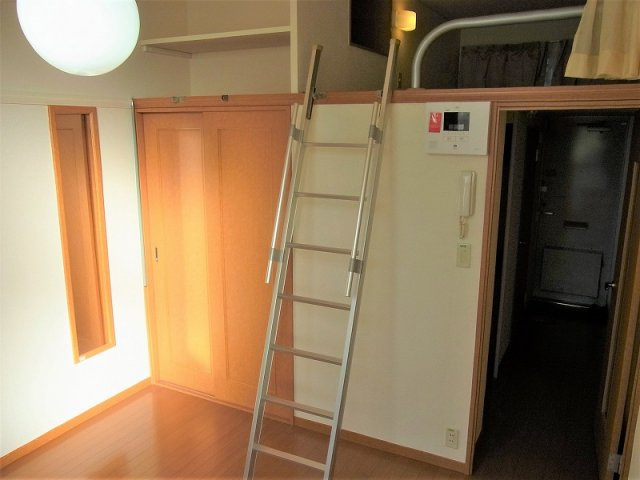 レオパレスくすの木Ⅱの居間・リビング|現状優先　1階フローリング2階絨毯