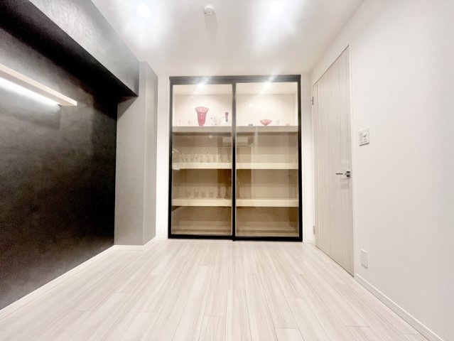 アルファステイツ松阪駅前の洋室|洋室（ガラス戸の素敵な収納空間）