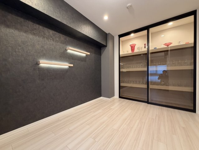 アルファステイツ松阪駅前のその他|洋室（ガラス戸の素敵な収納空間）