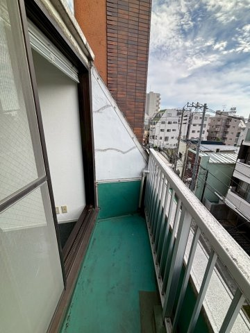巣鴨桜並木通りビルのバルコニー