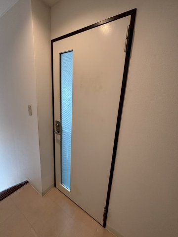 巣鴨桜並木通りビルの玄関