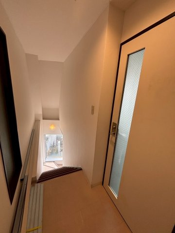 巣鴨桜並木通りビルの玄関