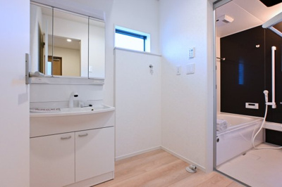 【独立洗面台】 | 大泉町吉田第12 アーネストワン | 3面鏡付きの洗面台は後ろが見えるのでヘアセットがバッチリ決まります！