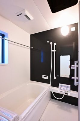 【浴室】 | 大泉町吉田第12 アーネストワン | 清潔感あるお風呂はフルオートバスでお湯張りもラクラク♪
お風呂は窓があるので換気もできます。