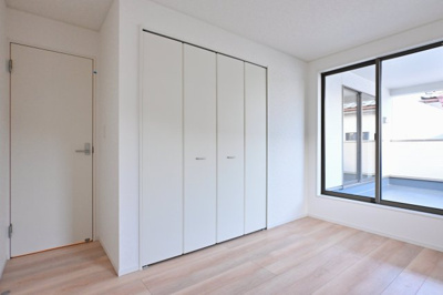 【洋室】 | 大泉町吉田第12 アーネストワン | 2階の各居室にはしっかりとした容量のスペースを確保しているので、お部屋は美しい空間を保てますね♪