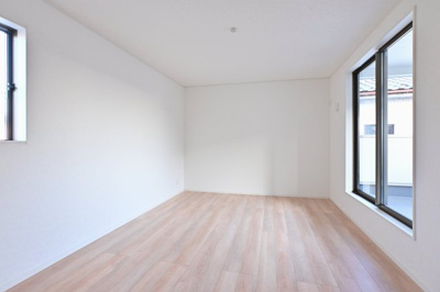 【洋室】 | 大泉町吉田第12 アーネストワン | 2階のベッドルームはバルコニーとつながっています。
たっぷり光が入るので気持ちよく目覚められます♪ 