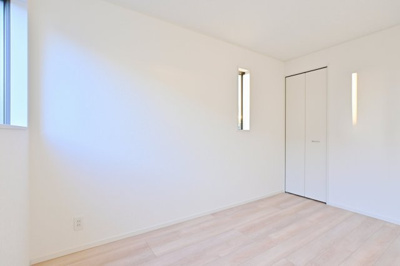 【洋室】 | 大泉町吉田第12 アーネストワン | 2面採光の明るい洋室は子供部屋にもピッタリです♪