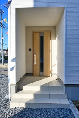 【玄関】 | 大泉町吉田第12 アーネストワン | 屋根付きの玄関は雨の日のぬれずに出入りすることができます！
ダブルロックドアで防犯性も◎