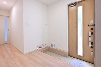 【玄関】 | 大泉町吉田第12 アーネストワン | 開放感のある明るく広々とした玄関がお出迎えします♪