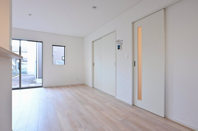 【居間・リビング】 | 大泉町吉田第12 アーネストワン | 広々としていて明るい日差しもたくさん入ってきます。家具を置いてもゆとりある空間となっております♪