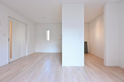 【居間・リビング】 | 大泉町吉田第12 アーネストワン | 白を基調とした明るいフローリングが印象的なリビング。
家族団らんの時間をゆったりお過ごしください♪