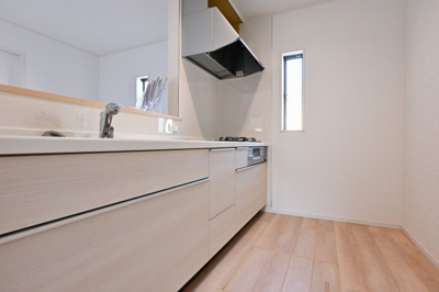 【キッチン】 | 大泉町吉田第12 アーネストワン | 人気の対面式キッチン。お食事の準備をしながらでもご家族とのコミュニケーションを楽しめます♪