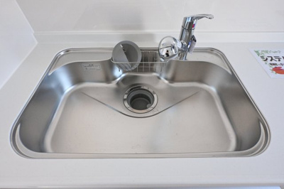 【キッチン】 | 大泉町吉田第12 アーネストワン | システムキッチンは女性目線で設計されており、シンクも広く使いやすい設計です♪