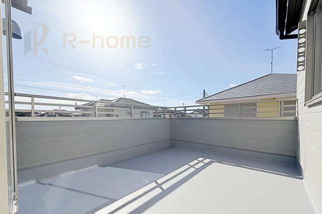 小美玉市清風台団地第6　新築戸建て　1号棟のバルコニー|奥行きのあるバルコニーは、お子様をプールで遊ばせたり、カフェテラス風にしたり多目的に利用できます♪