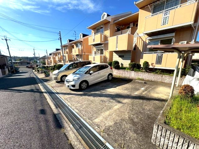 グリーンヒル小金台D棟の駐車場