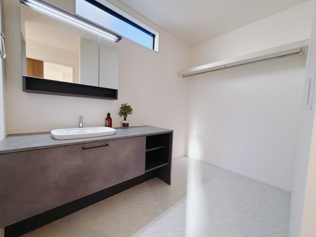 【新築戸建】前橋第1関根町の独立洗面台|■洗面室（2号棟）｜ゆとりのある洗面脱衣室ではお子様と並んで歯磨きもできるので一緒に成長を楽しめます♪ひろびろとした洗面室で、朝の準備も楽しくなります☆.*