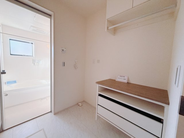 【新築戸建】前橋第1関根町の独立洗面台|■洗面室（2号棟）｜洗濯機を置いてもゆとりある広さの洗面脱衣室です♪三面鏡の洗面化粧台なので身支度もしやすくおしゃれが好きな方にも嬉しい設計です♪窓があるので換気の際も楽ちんです