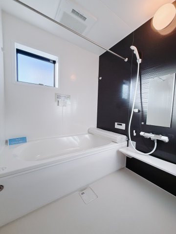 【新築戸建】前橋第1関根町の浴室|■浴室（2号棟）｜デザイン性に優れた浴室♪1日の疲れを癒す、ゆったりとしたバスタイムをぜひお過ごしください(*＾＾*)大きな窓付きで嬉しい♪