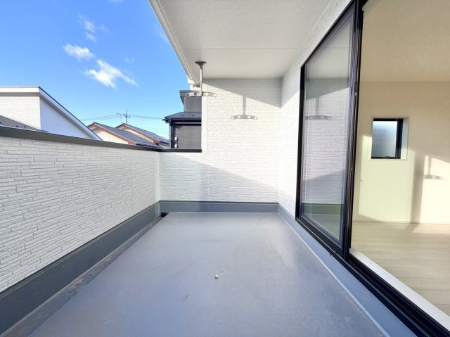 【新築戸建】前橋第1関根町のバルコニー|■バルコニー（2号棟）｜プライバシーが守られたインナーバルコニーは、くつろぎの空間としても、アウトドアの空間としても活躍をしてくれます。