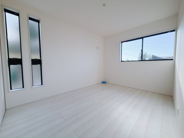 【新築戸建】前橋第1関根町の寝室|■主寝室（2号棟）｜広い寝室ならインテリアも自由自在にお楽しみいただけます♪お外から帰ってきた後は寝室でゆっくり自分の時間をお過ごしください。