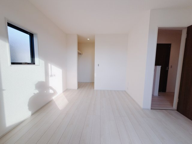 【新築戸建】前橋第1関根町の洋室|■2階洋室（2号棟）｜ナチュラルカラーの床です。模様替えなどとても楽しく工夫できます♪陽当たり、風通しもとても良いので毎日快適な生活スタートです！子供部屋にも良いですね♪