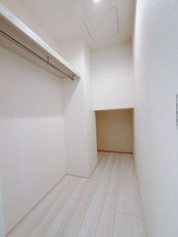 【新築戸建】前橋第1関根町の収納|■WIC（2号棟）｜主寝室には夢のウォークインがございます♪お洋服やバッグだけでなく、増えていくお洋服やご家族での思い出の品もしっかりと収納します( ＾＾ )