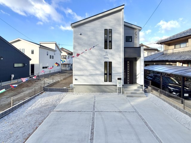 【新築戸建】前橋第1関根町の外観|■外観（2号棟）｜窓の配置や、爽やかな白ベースの外観が清潔感をもたらします。まっさらなキャンバスのような家にこだわりを彩って…始めよう、あなただけの豊かな暮らし( ＾＾ )
