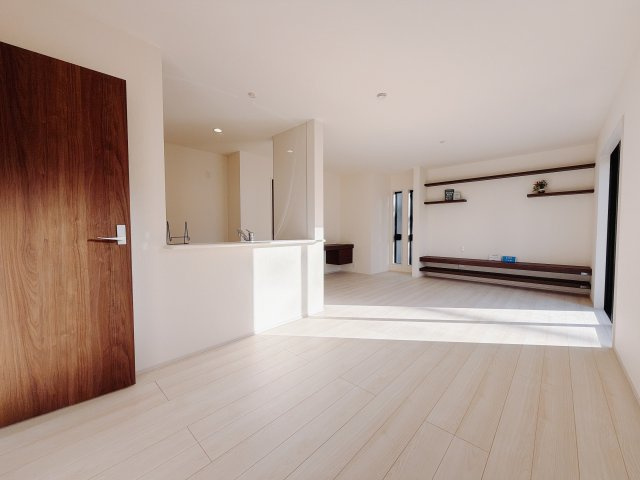 【新築戸建】前橋第1関根町の居間・リビング|■リビング（2号棟）｜大きい窓からあたたかいたっぷりの光が入ります♪開放的な空間で毎日をもっと快適に(*＾＾*)